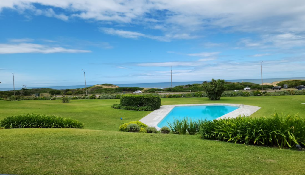 Pool and park at Draga Inn